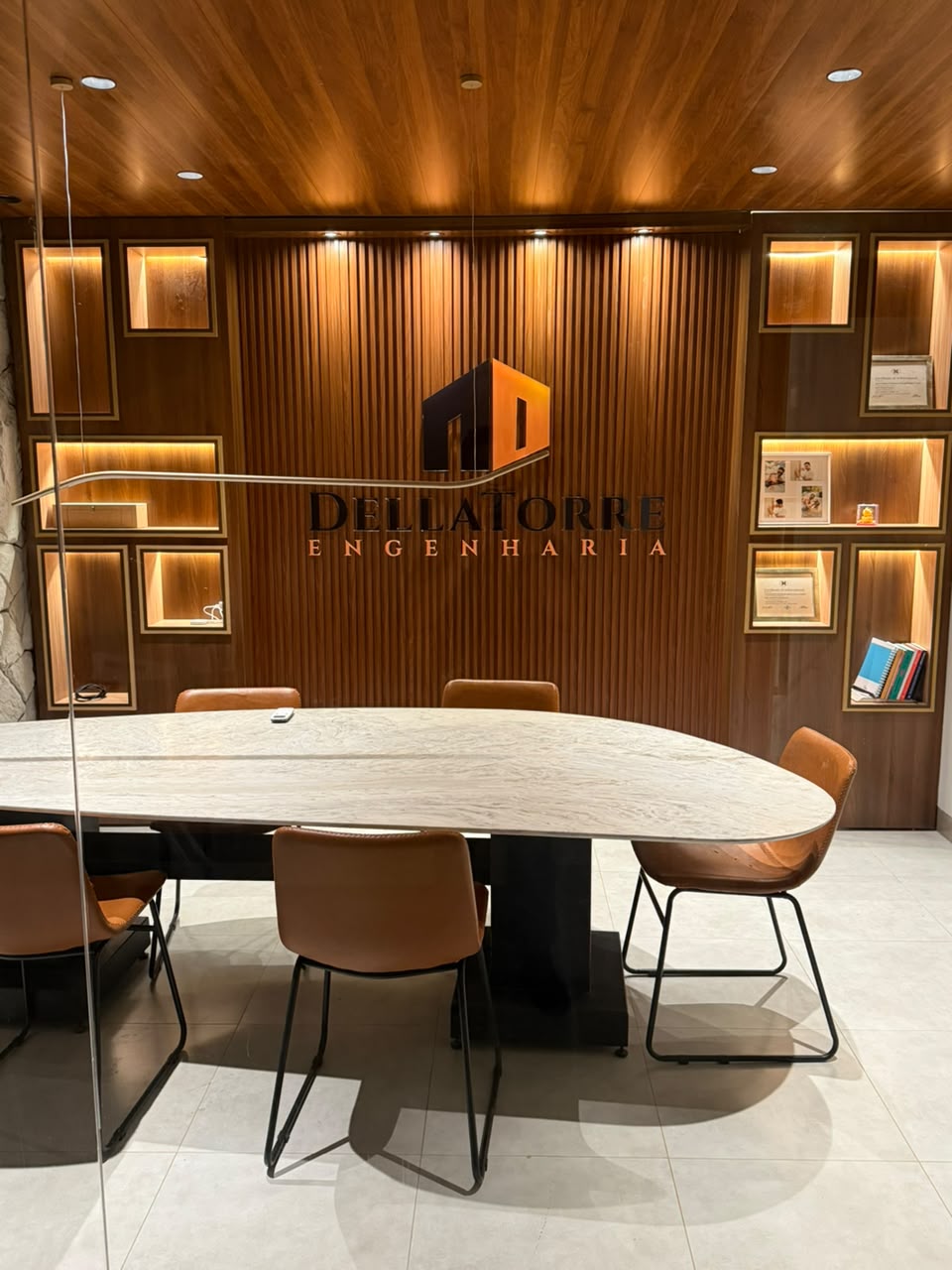 Sala de reunião do escritório da DellaTorre Engenharia, em Palmas